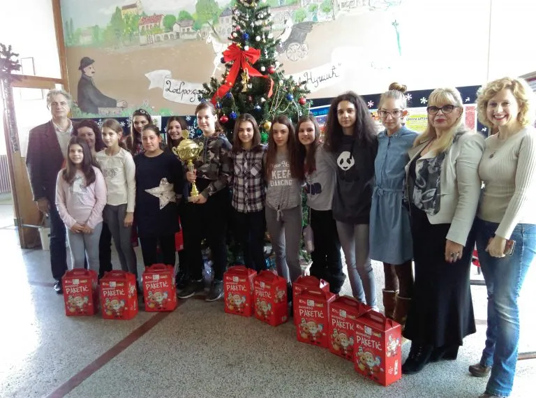 NUSIC-FONDACIJA-Novogodisnji-paktetici-2017-3-768x570